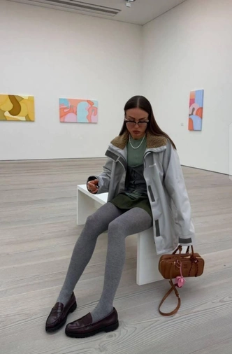 Серые колготки — мастхэв осени, который можно носить элегантно Серые колготки — мастхэв осени, который можно носить элегантно