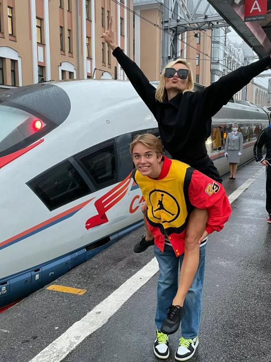 Полина Гагарина растрогала поклонников поздравлением сына Андрея с 19‑летием
Полина Гагарина растрогала поклонников поздравлением сына Андрея с 19‑летием