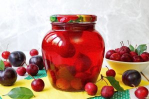 Компот из ранеток и слив Компот из ранеток и слив