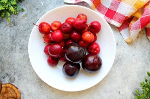 Компот из ранеток и слив Компот из ранеток и слив