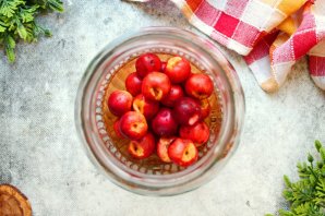 Компот из ранеток и слив Компот из ранеток и слив