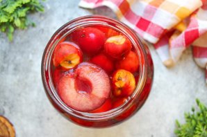 Компот из ранеток и слив Компот из ранеток и слив
