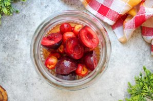 Компот из ранеток и слив Компот из ранеток и слив