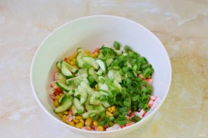 Крабовый салат с огурцом без риса
