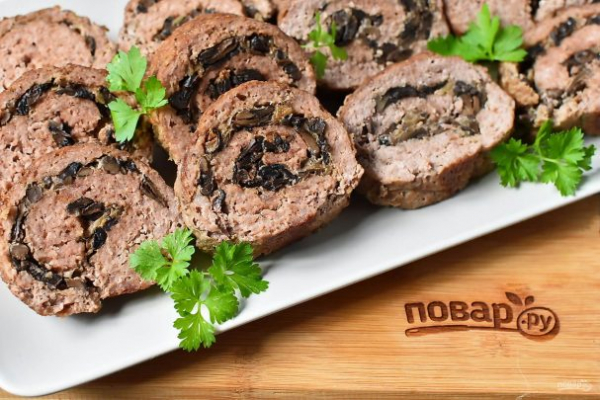 Мясной рулет с грибами