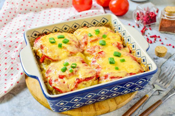 Мясо по-французски с картофелем и помидорами Мясо по-французски с картофелем и помидорами
