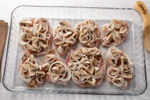 Мясо по-французски с картошкой и грибами