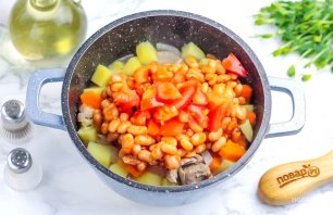 Мясо с консервированной фасолью