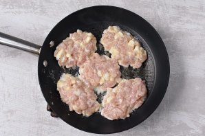 Рубленые куриные котлеты с сыром Рубленые куриные котлеты с сыром