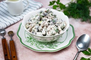 Салат с грибами и курицей Салат с грибами и курицей