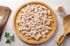Салат с курицей, и грибами, и сыром Салат с курицей, и грибами, и сыром