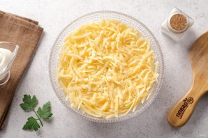 Салат с курицей, и грибами, и сыром Салат с курицей, и грибами, и сыром