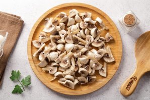 Салат с курицей, и грибами, и сыром Салат с курицей, и грибами, и сыром