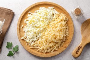 Салат с курицей, и грибами, и сыром Салат с курицей, и грибами, и сыром