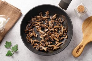 Салат с курицей, и грибами, и сыром Салат с курицей, и грибами, и сыром