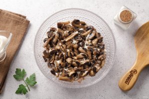 Салат с курицей, и грибами, и сыром Салат с курицей, и грибами, и сыром