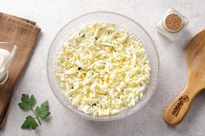 Салат с курицей, и грибами, и сыром Салат с курицей, и грибами, и сыром