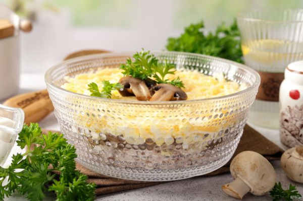 Салат с курицей, и грибами, и сыром Салат с курицей, и грибами, и сыром