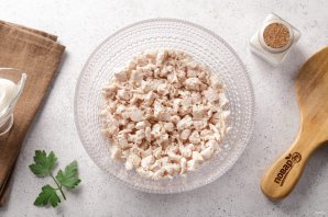 Салат с курицей, и грибами, и сыром Салат с курицей, и грибами, и сыром